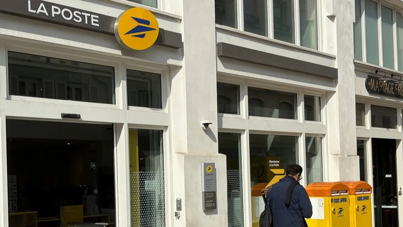 Suspected Cyberattack Disrupts La Poste and Banking Services Ahead of Christmas